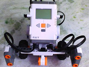 Implementação do algoritmo "Emmy" utilizando a tecnologia Lego Mindstorm NXT: projeto de Alan Claudius Maciel e Bruno dos Santos Umbelino Francisco