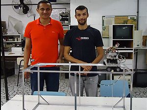 Os alunos Audenis Nunes da Mota e Marco Antônio de Carvalho Costa