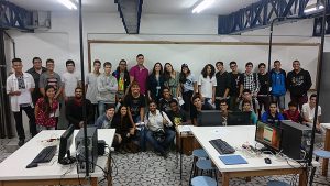 Professores e participantes da Oficina de Iniciação à Eletrônica (11h30)