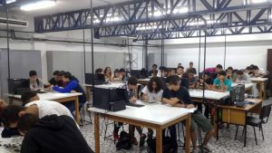 Alunos e interessados participam de oficina dos cursos das Engenharias Eletrônica e de Computação
