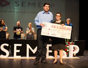 Matheus Pilon, aluno da terceira turma do curso básico de Eletrônica, iniciativa do curso de Engenharia de Computação