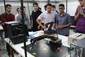 Alunos de Engenharia, da disciplina Tópicos de Mecânica, apresentam trabalho sobre braços robóticos
