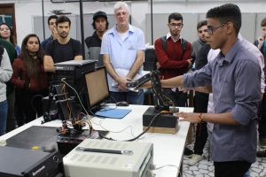 Estudantes de Engenharia de Computação desenvolvem braços robóticos