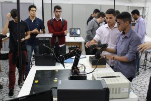 Estudantes de Engenharia de Computação desenvolvem braços robóticos