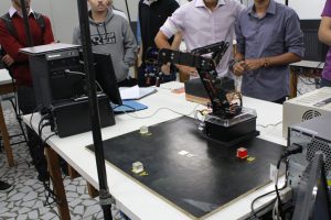 Alunos de Engenharia, da disciplina Tópicos de Mecânica, apresentam trabalho sobre braços robóticos