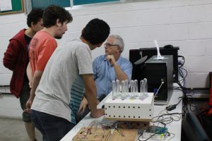 Alunos do quinto semestre de Engenharia de Computação constroem um “piano aquático”, combinando teclas com jatos de água