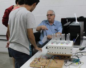 Alunos do quinto semestre de Engenharia de Computação constroem um “piano aquático”, combinando teclas com jatos de água
