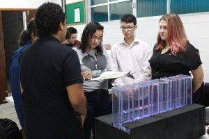 Alunos do quinto semestre de Engenharia de Computação constroem um “piano aquático”, combinando teclas com jatos de água