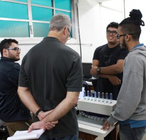 Alunos do quinto semestre de Engenharia de Computação constroem um “piano aquático”, combinando teclas com jatos de água