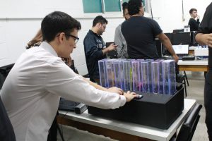 Alunos do quinto semestre de Engenharia de Computação constroem um “piano aquático”, combinando teclas com jatos de água