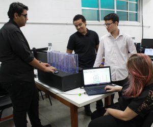 Alunos do quinto semestre de Engenharia de Computação constroem um “piano aquático”, combinando teclas com jatos de água